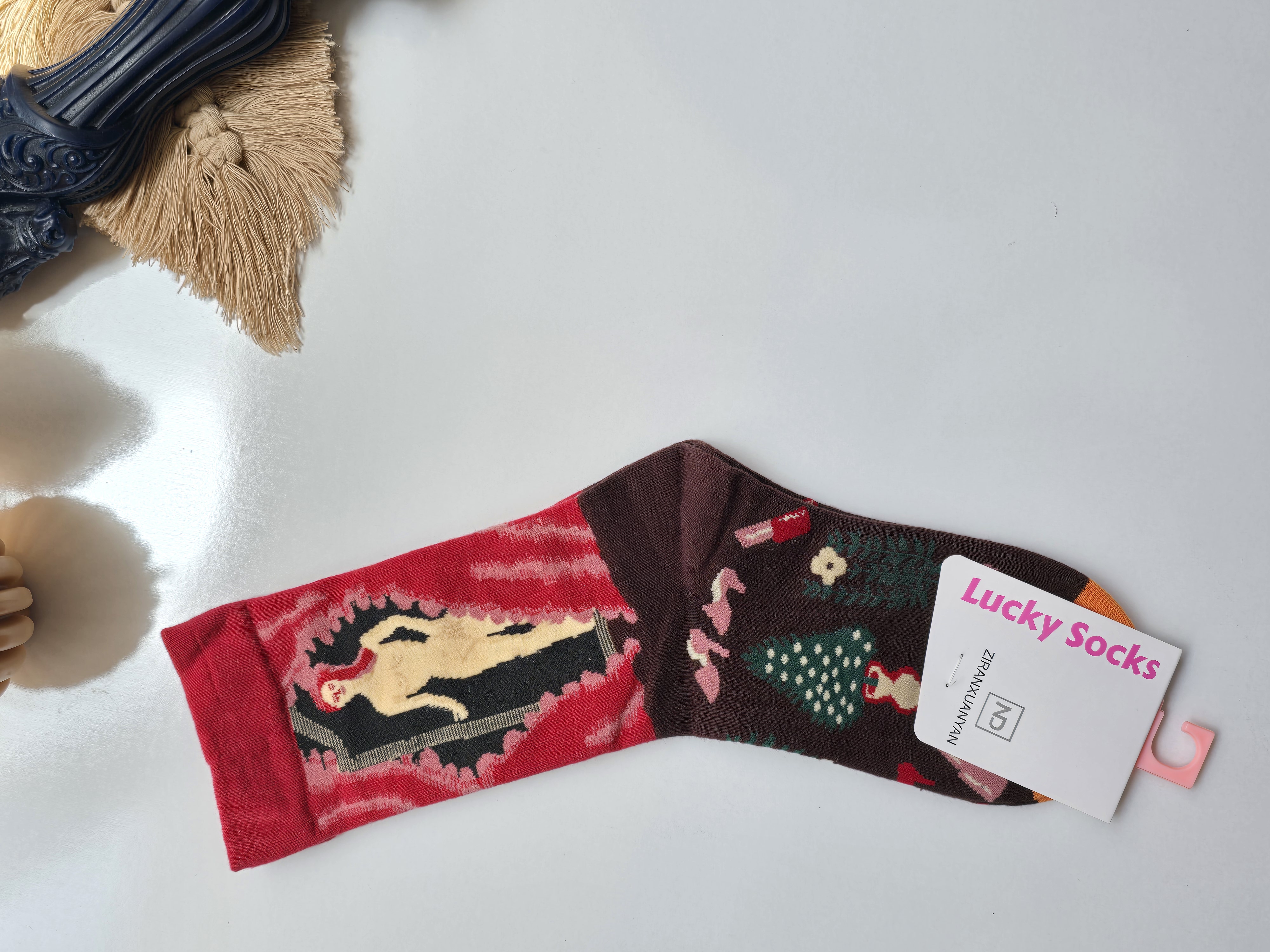 جوراب ساقدار فانتزی lucky socks طرح زن و درختچه 